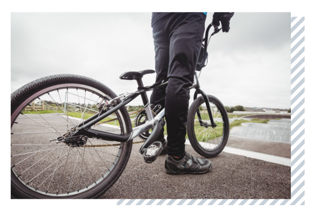 підліток на велосипеді BMX