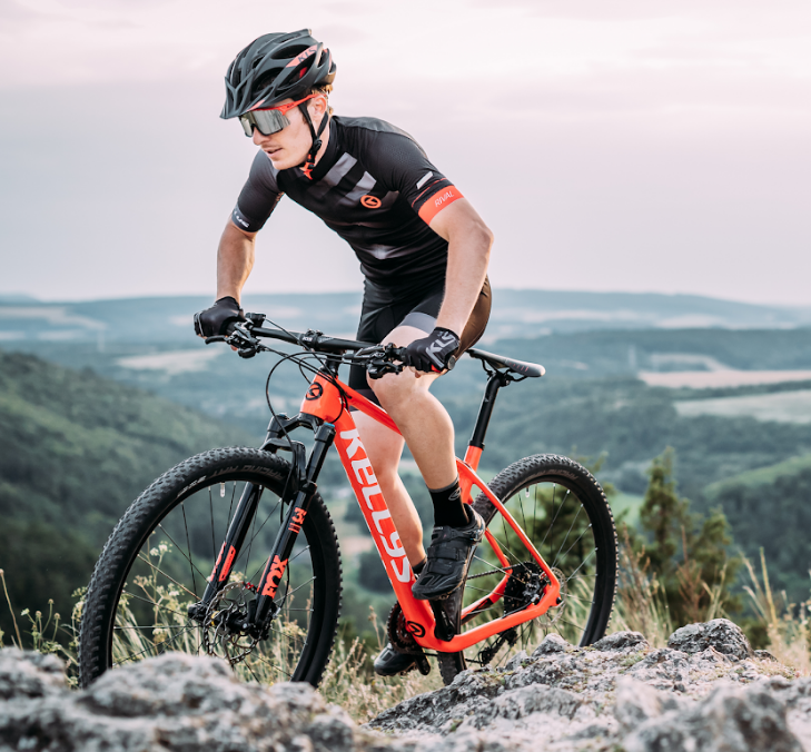 велосипедист, мужчина на велосипеді