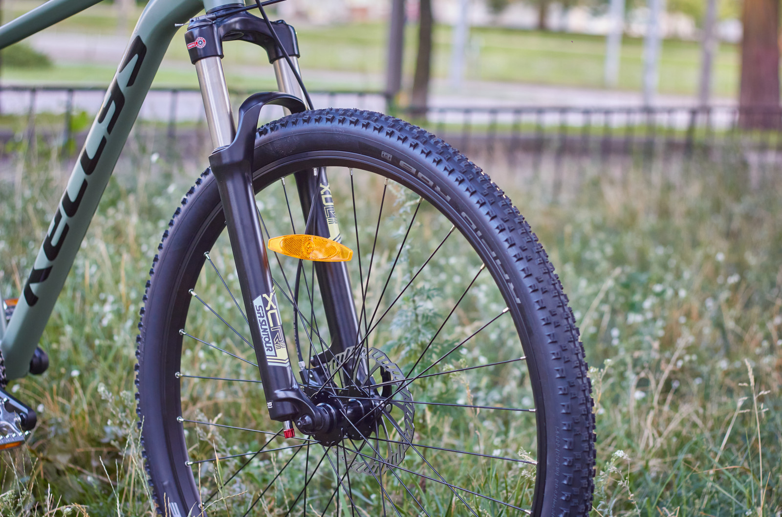 вилка SR SUNTOUR XCR32 RLR Air  на велосипеді келліс