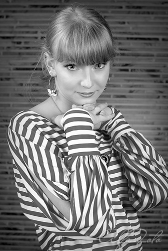 03-black-white-studio-portrait-striped-blonde-girl-AlfaFoto-Kiev-0442277697.jpg