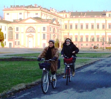 В шубе на велосипеде В Италии все возможно!.JPG