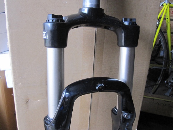 Вилка SR SUNTOUR XCT 26, ход 100 mm, черная, без локаута, регулировка жесткости в обеих ногах...jpg