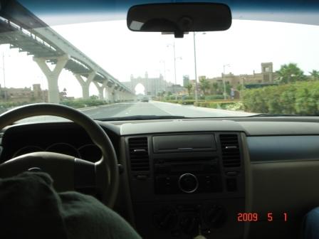 ствол Palm Jumeirah(намытый остров), вдали отель Atlantis.JPG